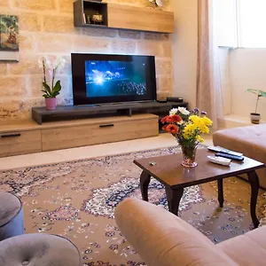https://tal-karmnu-entire-house-with-pool-and-jacuzzi.hotelssaintjulians.com
